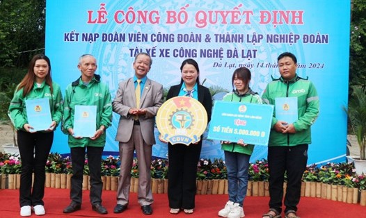 Ông Hoàng Liên – Chủ tịch LĐLĐ tỉnh Lâm Đồng trao tặng huy hiệu Công đoàn Việt Nam và trao hỗ trợ 5 triệu đồng cho Nghiệp đoàn cơ sở Tài xế xe công nghệ Đà Lạt. Ảnh: ĐỨC THIỆM