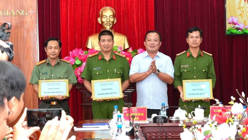  Phó Chủ tịch UBND tỉnh Hậu Giang Nguyễn Văn Hòa trao thưởng các đơn vị có thành tích xuất sắc trong khám phá vụ án. Ảnh: Trần Lĩnh