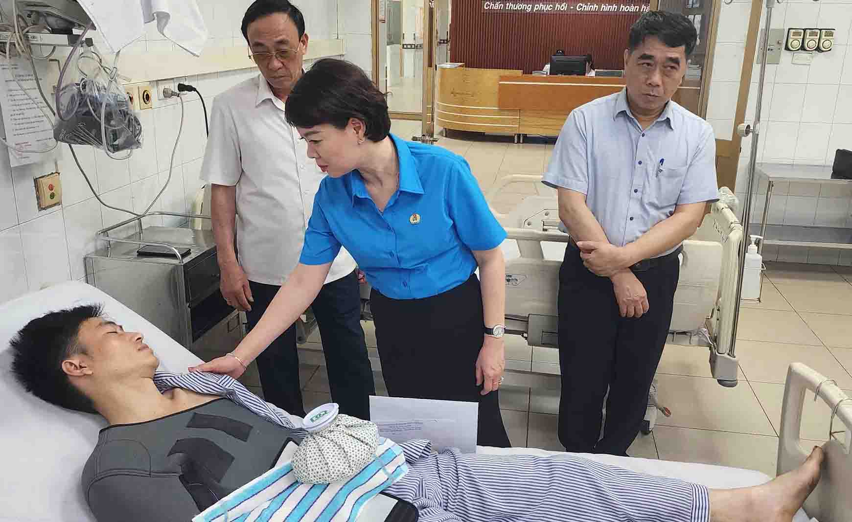 Ủy viên đoàn Chủ tịch, Trưởng Ban Quan hệ Lao động Tổng LĐLĐ Việt Nam Trần Thị Thanh Hà đã đến thăm hỏi, trao tiền hỗ trợ thợ lò Lý A Chìa đang nằm điều trị chấn thương vì tai nạn lao động tại BV Đa khoa tỉnh Quảng Ninh. Ảnh: Trần Ngọc Duy