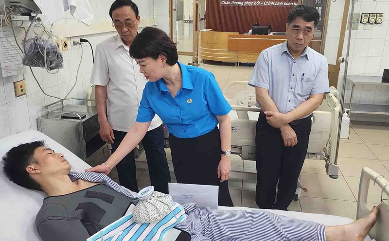 Ủy viên đoàn Chủ tịch, Trưởng Ban Quan hệ Lao động Tổng LĐLĐ Việt Nam Trần Thị Thanh Hà đã đến thăm hỏi, trao tiền hỗ trợ thợ lò Lý A Chìa đang nằm điều trị chấn thương vì tai nạn lao động tại BV Đa khoa tỉnh Quảng Ninh. Ảnh: Trần Ngọc Duy