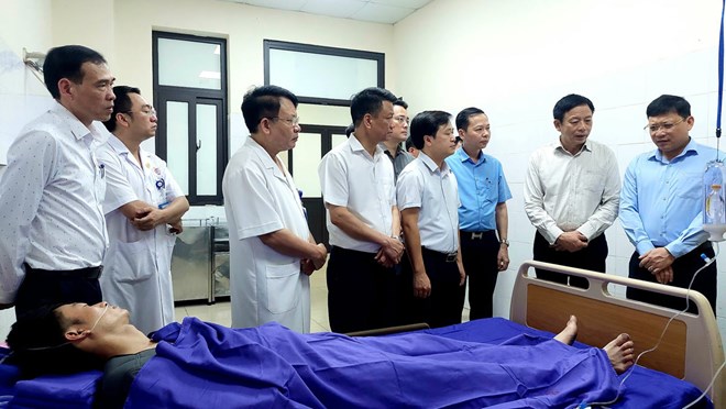 Lãnh đạo UBND tỉnh Quảng Ninh và các đoàn thể thăm hỏi hỗ trợ công nhân Lý A Chìa. Ảnh: Đoàn Hưng