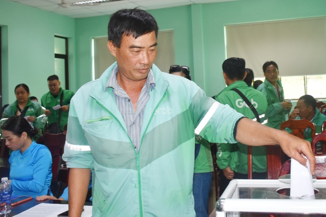 Đoàn viên Nghiệp đoàn lao động bỏ phiếu bầu Ban chấp hành. Ảnh: Mai Nguyễn