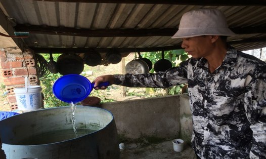Người dân xã Hoà Phú (huyện Hoà Vang, TP Đà Nẵng) trữ nước sinh hoạt trong những này nắng nóng. Ảnh: Nguyễn Linh