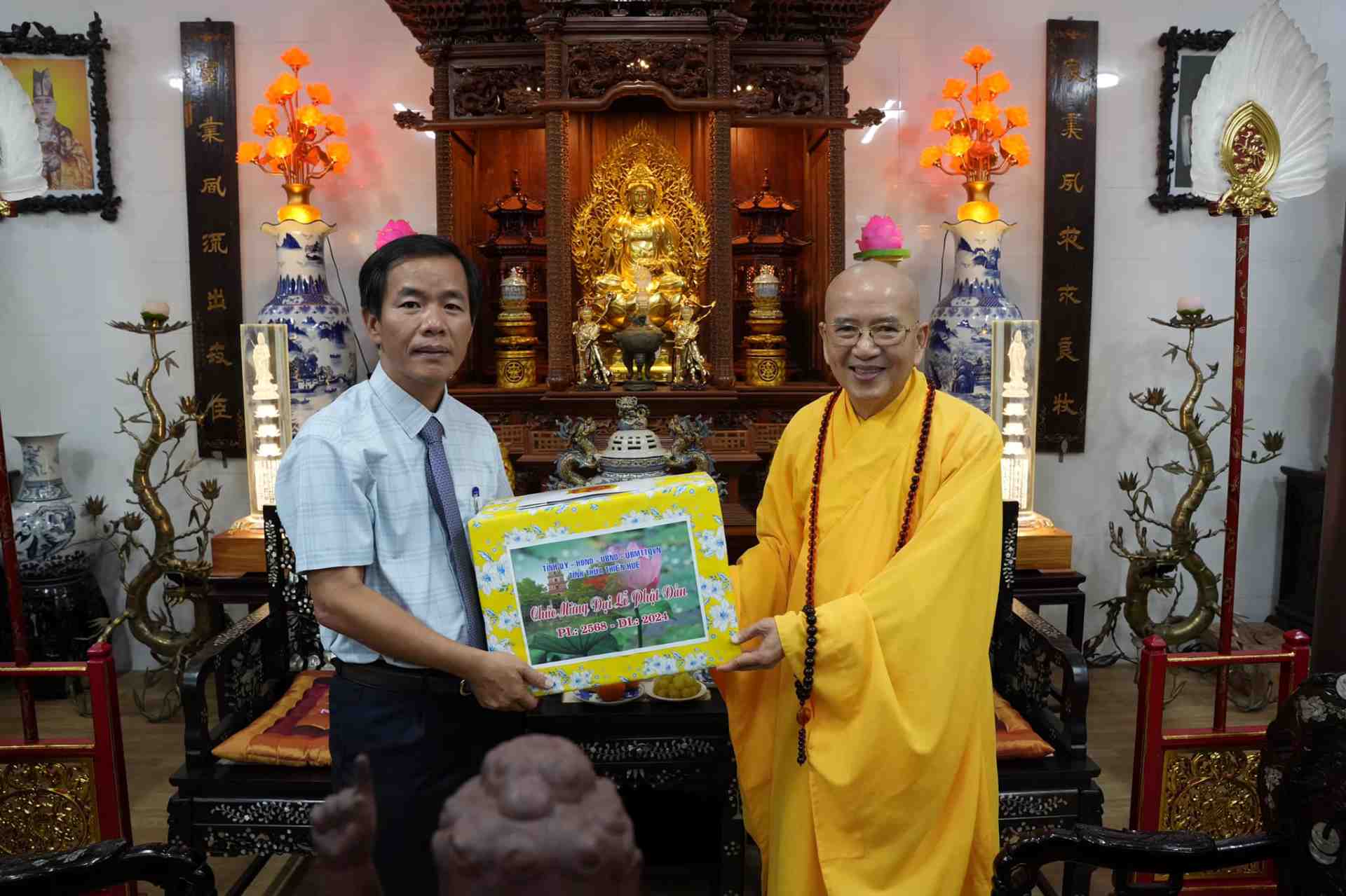 Chủ tịch UBND tỉnh Nguyễn Văn Phương thăm, chúc mừng Hòa thượng Thích Khế Chơn. Ảnh: Ngọc Hiếu