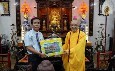 Chủ tịch UBND tỉnh Nguyễn Văn Phương thăm, chúc mừng Hòa thượng Thích Khế Chơn. Ảnh: Ngọc Hiếu