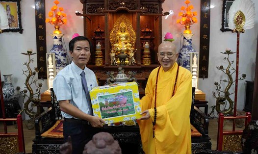 Chủ tịch UBND tỉnh Nguyễn Văn Phương thăm, chúc mừng Hòa thượng Thích Khế Chơn. Ảnh: Ngọc Hiếu
