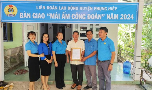 Lễ bàn giao Mái ấm Công đoàn cho đoàn viên Nguyễn Văn Hoàng. Ảnh: LĐLĐ huyện Phụng Hiệp