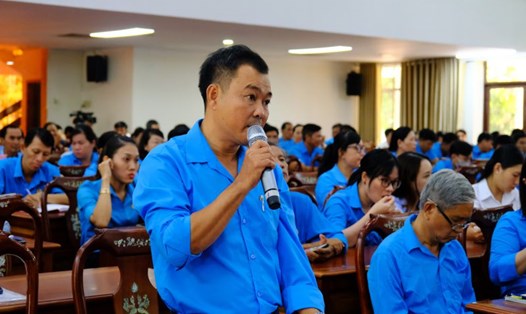 Ông Lê Văn Tư - Chủ tịch Công đoàn cơ sở Công ty TNHH Chế biến Thực phẩm Xuất khẩu Phương Đông bày tỏ ý kiến tại hội nghị. Ảnh: MỶ Ly