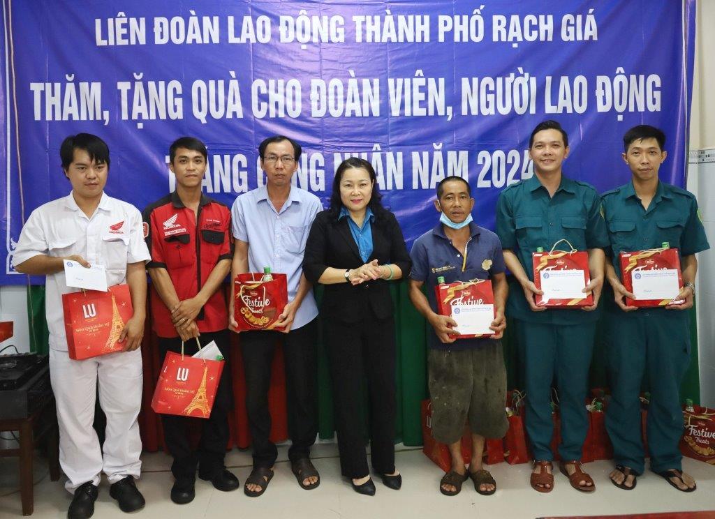 Chủ tịch Liên đoàn Lao động TP Rạch Giá Trần Thị Thu tặng quà cho đoàn viên, người lao động. Ảnh: Mỹ Linh