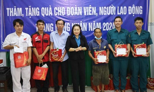 Chủ tịch Liên đoàn Lao động TP Rạch Giá Trần Thị Thu tặng quà cho đoàn viên, người lao động. Ảnh: Mỹ Linh