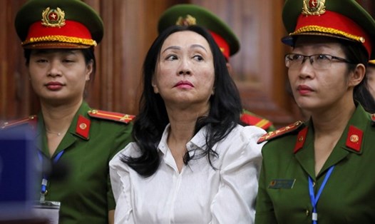 Bị cáo Trương Mỹ Lan (giữa) - bà chủ Vạn Thịnh Phát, tại phiên tòa sơ thẩm. Ảnh: Anh Tú