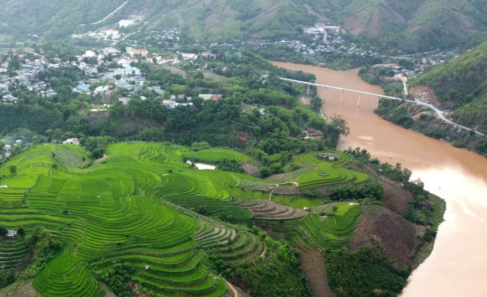 Huyện biên giới Mường Lát được biết đến là huyện xa nhất của xứ Thanh, cách thành phố Thanh Hóa khoảng hơn 220km, tiếp giáp với nước bạn Lào, nơi đây có địa hình đồi núi hùng vĩ, với con sông Mã chảy quanh co. Ảnh: Quách Du