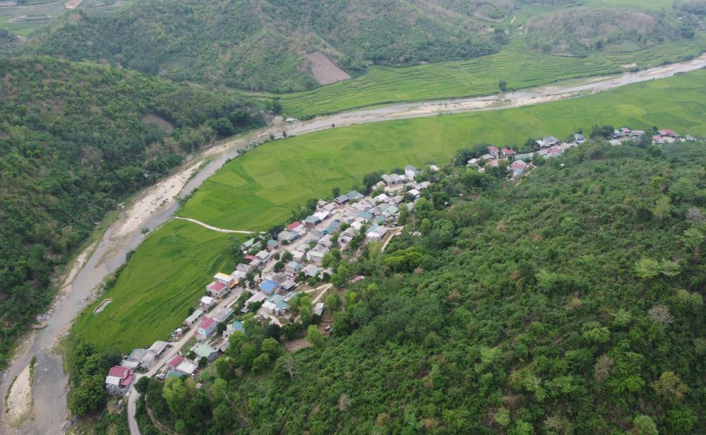 Những ngôi làng ở xã Quang Chiểu nằm nép mình bên sườn núi, hướng mắt ra dòng suối Sim hiền hòa, với hai bên bờ ruộng lúa xanh mát. Ảnh: Quách Du