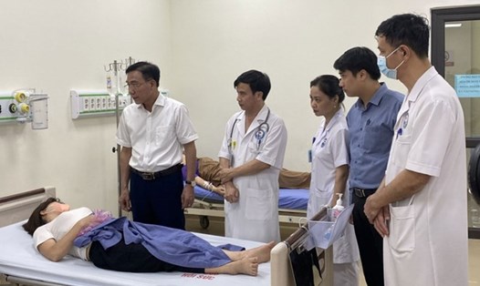 Công nhân có dấu hiệu ngộ độc thực phẩm đang được điều trị ở Bệnh viện Hữu nghị Lạc Việt Vĩnh Yên. Ảnh: BVCC