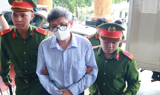Cựu Bộ trưởng Bộ Y tế Nguyễn Thanh Long bị dẫn giải vào phòng xét xử. Ảnh: Quang Việt