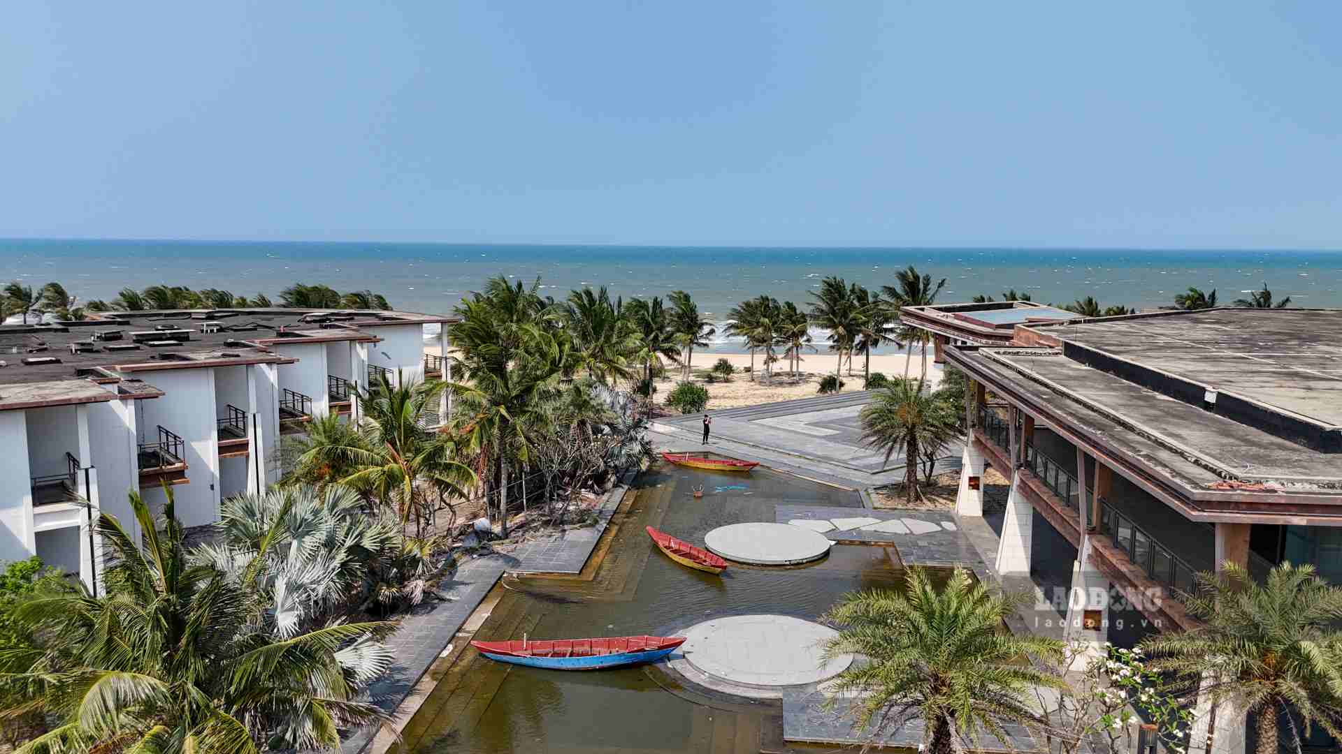 Khu nghỉ dưỡng bao gồm hệ thống khách sạn, khu resort, trung tâm hội nghị và các dịch vụ bổ trợ đạt tiêu chuẩn quốc tế 5 sao. 