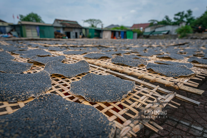 Làng nghề Vĩnh Đức (thị trấn Đô Lương, huyện Đô Lương, Nghệ An) có tuổi đời gần 300 năm, sản phẩm chủ yếu là bánh đa vừng, bánh đa nem. Ảnh: Phạm Thông. 