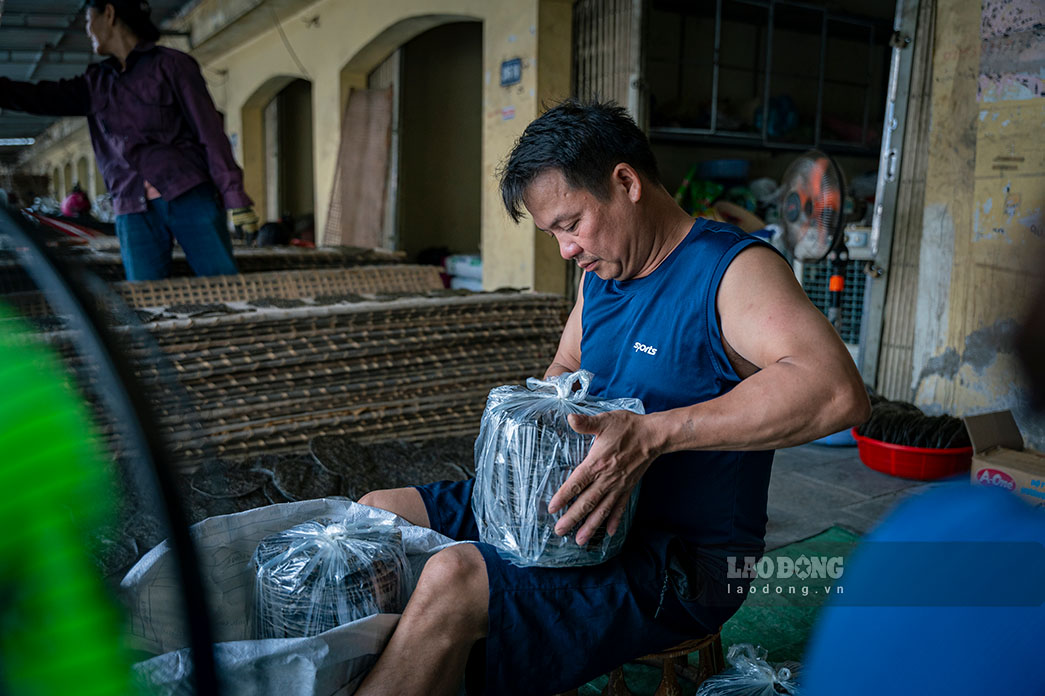 Theo anh Tám, trung bình mỗi ngày cơ sở của mình có thể sản xuất được 25 nghìn cái bánh, chủ yếu là nhập sỉ. Giá bán ra mỗi gói (50 cái) là 60 nghìn đồng.