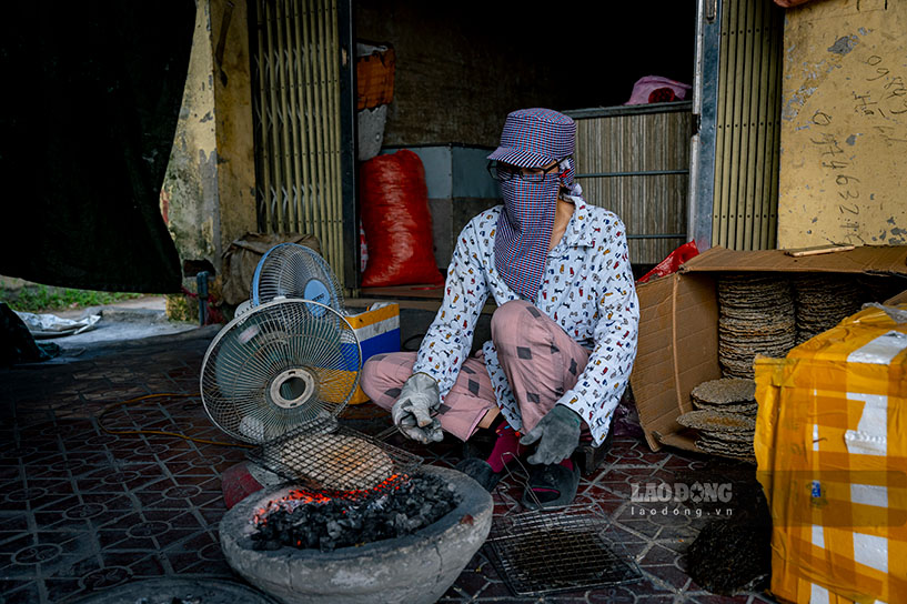 Việc nướng bánh bằng tay sẽ giúp bánh thơm, giòn tan nên được khách hàng ưa chuộng hơn. Mỗi người thợ có thể nướng 1000 đến 2000 chiếc bánh/ngày. Những thợ nướng bánh phải ngồi cạnh bếp than đỏ rực, sức nóng từ chậu than giữa hè buộc người thợ phải trang bị bảo hộ cho phần mặt, tay, đầu gối và ống chân.