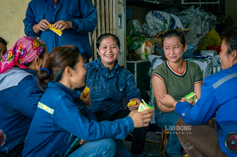 Theo các công nhân, nghề làm bánh đa phải thực sự chịu khó, thức dậy từ 3h sáng làm cho tới đêm mới nghỉ. Công nhân nghỉ ngơi lấy sức, ăn nhẹ giữa buổi để có thể tiếp tục làm việc.