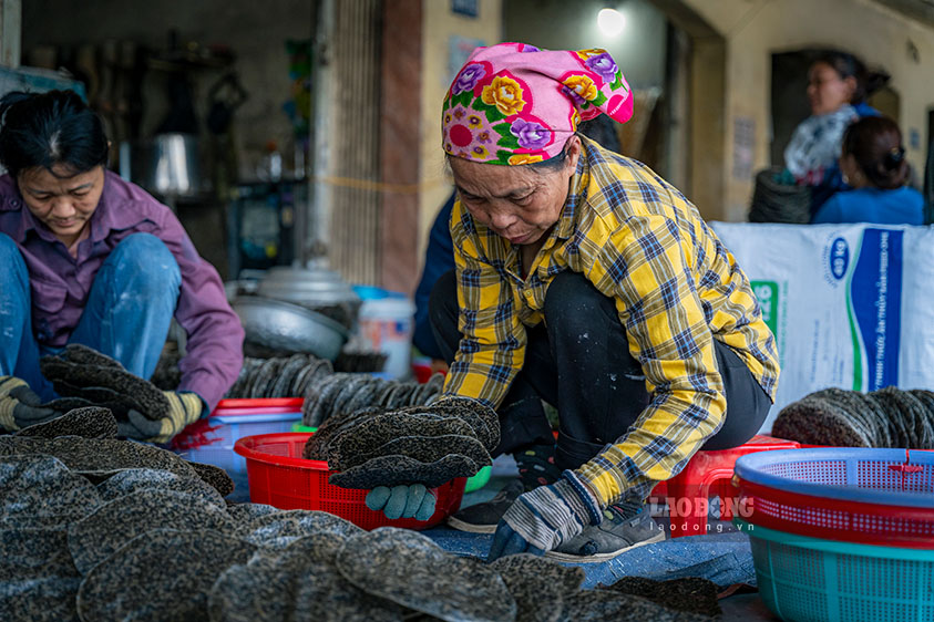 Chị Phạm Thị Xuân (SN 1980, chủ cơ sở sản xuất bánh đa Xuân Hiếu) cho biết, gia đình đã làm nghề gần chục năm nay. Trung bình mỗi ngày có thể tráng 17 nghìn cái bánh. Từ khâu tráng bánh, đến việc bánh được nướng bằng tay trên những bếp than hồng phải vô cùng tỉ mỉ, cẩn thận để đảm bảo bánh giòn thơm, được nhiều khách hàng ưa chuộng.