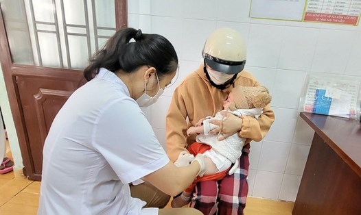 Trẻ được tiêm phòng vaccine sởi tại Trạm Y tế phường Ea Tam, TP Buôn Ma Thuột, tỉnh Đắk Lắk. Ảnh: Mai Lê

