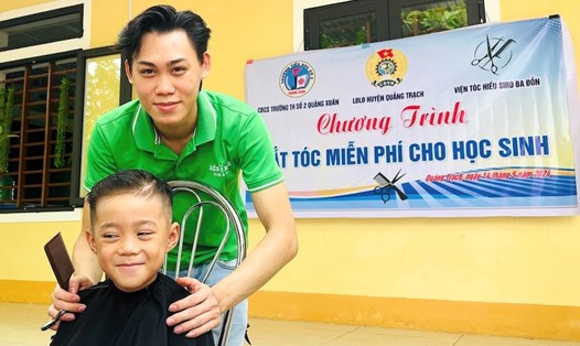 Hơn 100 học sinh ở huyện Quảng Trạch được cắt tóc miễn phí. Ảnh: Công Sáng