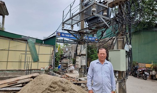 Ông Nguyễn Đình Trị trên mảnh đất cho mượn để điện lực xây trạm biến áp hơn 25 năm qua. Ảnh: Quang Đại