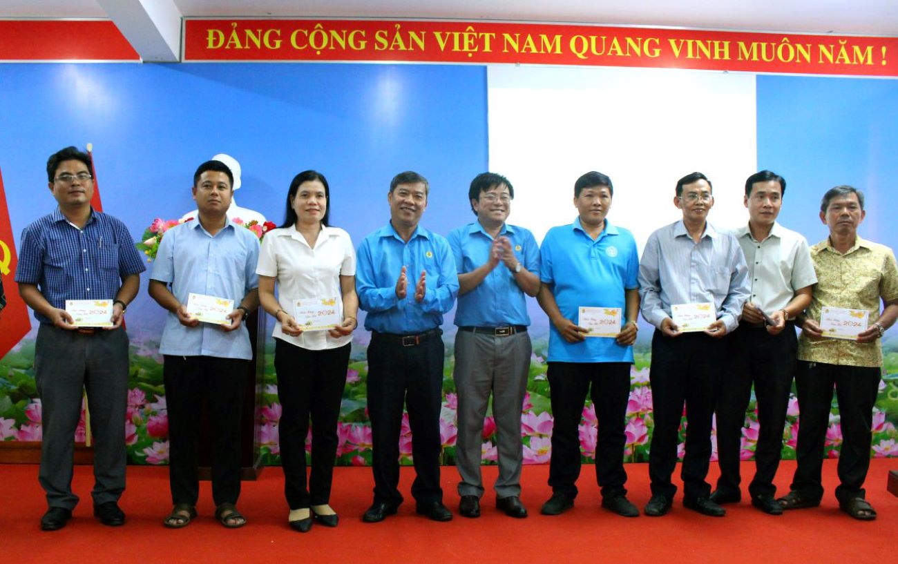 Lãnh đạo LĐLĐ tỉnh và Công đoàn Viên chức tỉnh An Giang trao quà Tết cho đoàn viên. Ảnh: Thanh Mai