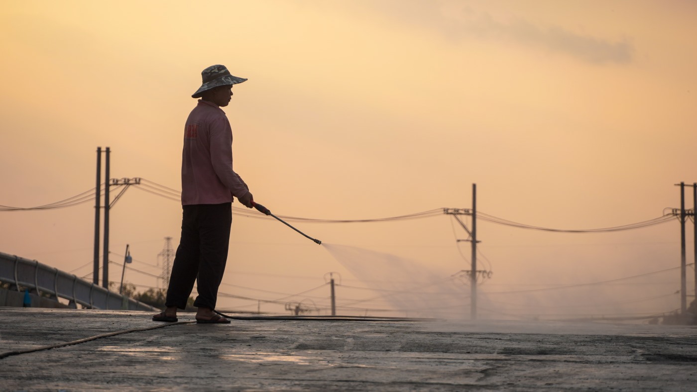 Công nhân thi công trên cầu Cờ Đỏ, huyện Cờ Đỏ. Ảnh: Tạ Quang