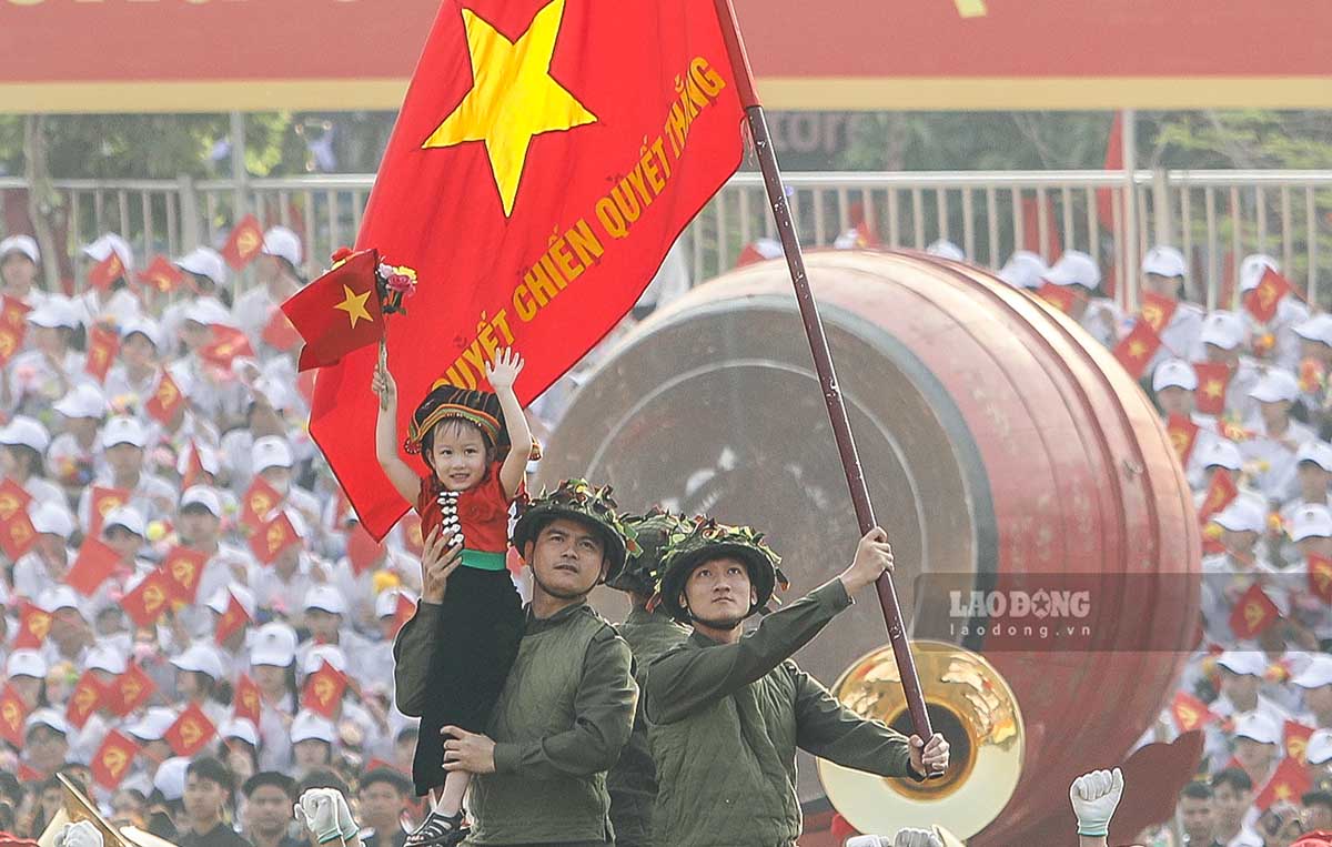Hình ảnh em bé dân tộc Thái trong tượng đài chiến thắng Điện Biên Phủ được tái hiện trong Lễ kỷ niệm 70 năm Chiến thắng Điện Biên Phủ. Ảnh: Văn Thành Chương