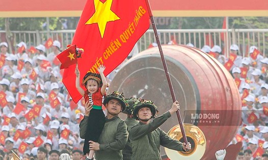 Hình ảnh em bé dân tộc Thái trong tượng đài chiến thắng Điện Biên Phủ được tái hiện trong Lễ kỷ niệm 70 năm Chiến thắng Điện Biên Phủ. Ảnh: Văn Thành Chương