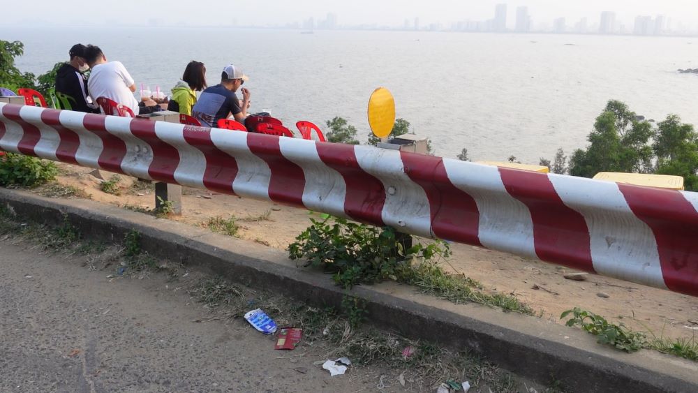 Dọc cung đường lên bán đảo Sơn Trà cũng nhiều vỏ chai, vỏ hộp sửa, bao nilon bị vứt xuống đường. Ảnh: Trần Thi