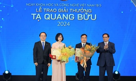 Thủ tướng Chính phủ Phạm Minh Chính và Bộ trưởng Bộ KHCN Huỳnh Thành đạt trao Giải thưởng Tạ Quang Bửu năm 2024 cho 2 nhà khoa học. Ảnh: Minh Hạnh 
