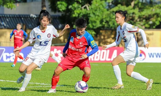 Thái Nguyên (áo đỏ) đang bị tụt lại trong cuộc đua ngôi đầu giải nữ vô địch quốc gia - Cúp Thái Sơn Bắc 2024. Ảnh: VFF
