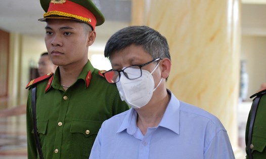 Cựu Bộ trưởng Bộ Y tế - bị cáo Nguyễn Thanh Long bị dẫn giải vào phòng xử án phiên tòa phúc thẩm. Ảnh: Quang Việt