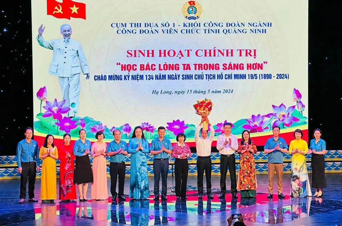 Lãnh đạo LĐLĐ tỉnh Quảng Ninh tặng hoa cho giảng viên. Ảnh: LĐLĐ Quảng Ninh