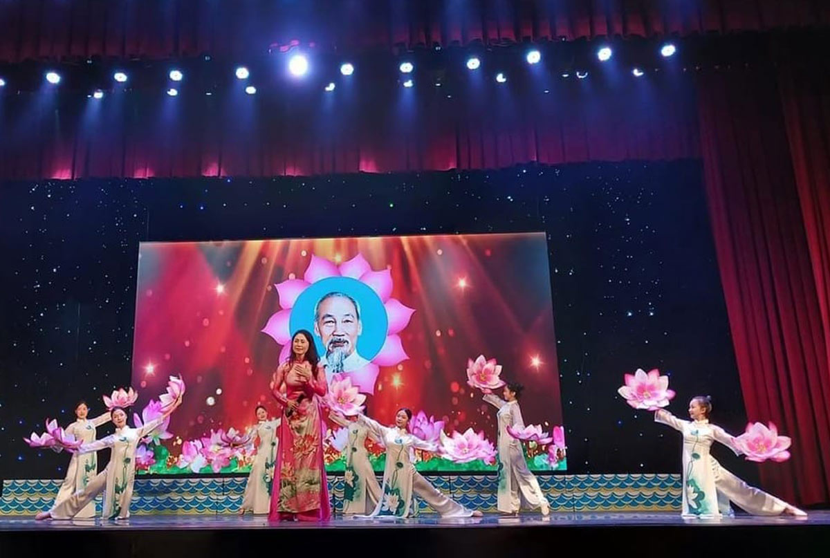 Một tiết mục văn nghệ tại chương trình. Ảnh: LĐLĐ Quảng Ninh