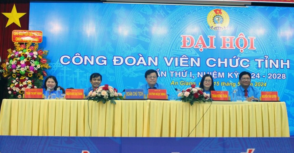 Đoàn Chủ tịch Đại hội Công đoàn Viên chức tỉnh An Giang lần thứ I, nhiệm kỳ 2024-2028. Ảnh: Lâm Điền 