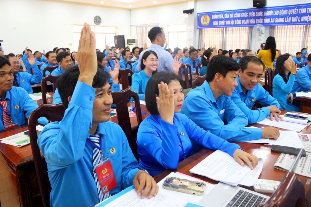 Các đại biểu biểu quyết các chỉ tiêu và khâu đột phá. Ảnh: Lâm Điền