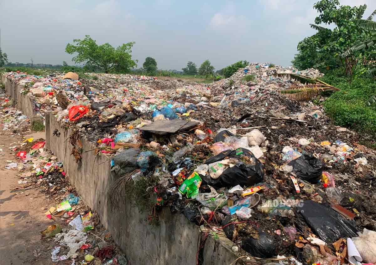 Bãi rác lộ thiên ở thôn Cự Trữ (xã Phương Định, huyện Trực Ninh, tỉnh Nam Định). Ảnh: Hà Vi