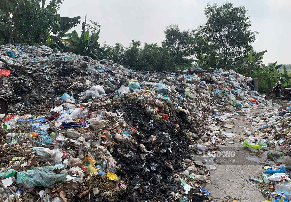Dân khốn khổ vì bãi rác lộ thiên cao vượt tường rào, ô nhiễm ở Nam Định