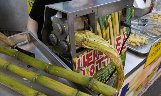 Nước mía Việt Nam thu hút du khách Hàn Quốc. Ảnh: The Food Club