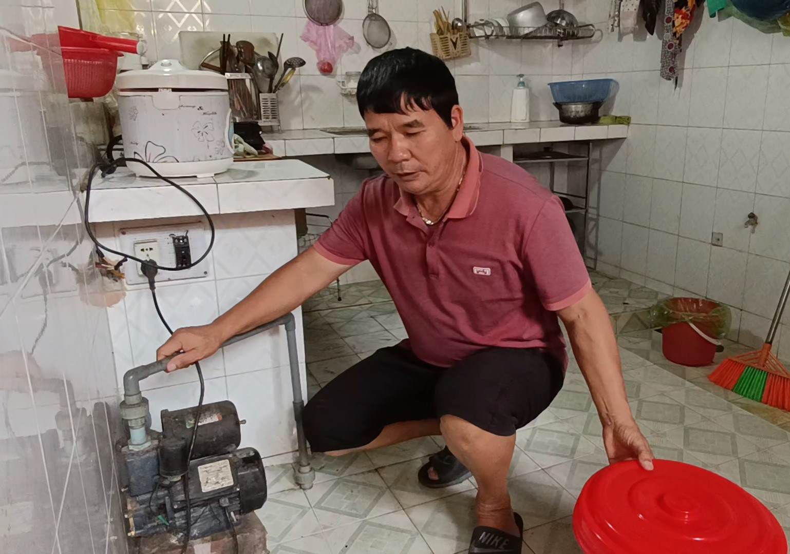 Gia đình ông Hoán, Trưởng thôn An Tử 2, xã Khởi Nghĩa quay trở về dùng nước giếng khoan. Ảnh: Hoàng Khôi