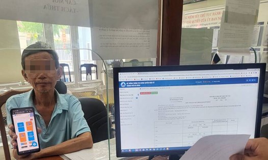 Chi nhánh Văn phòng Đăng ký đất đai tại một quận ở Đà Nẵng hướng dẫn công dân nộp hồ sơ qua phần mềm dịch vụ công (EGOV). Ảnh minh họa