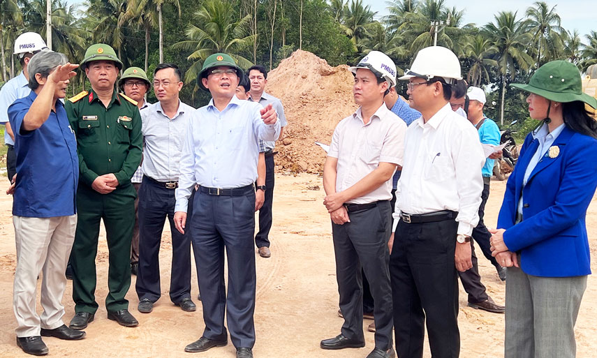 Bí thư Tỉnh ủy Hồ Quốc Dũng kiểm tra hiện trường cao tốc Bắc - Nam đoạn qua Bình Định. Ảnh: Xuân Nhàn.