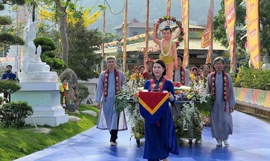 Đoàn Phật tử cung rước tôn tượng Đức Phật đản sinh. Ảnh: BTC