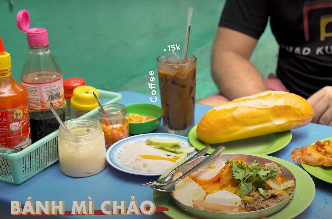 Một suất bánh mì chảo ở quán Dì Nữ mà Chad gọi. Ảnh: cắt từ video
