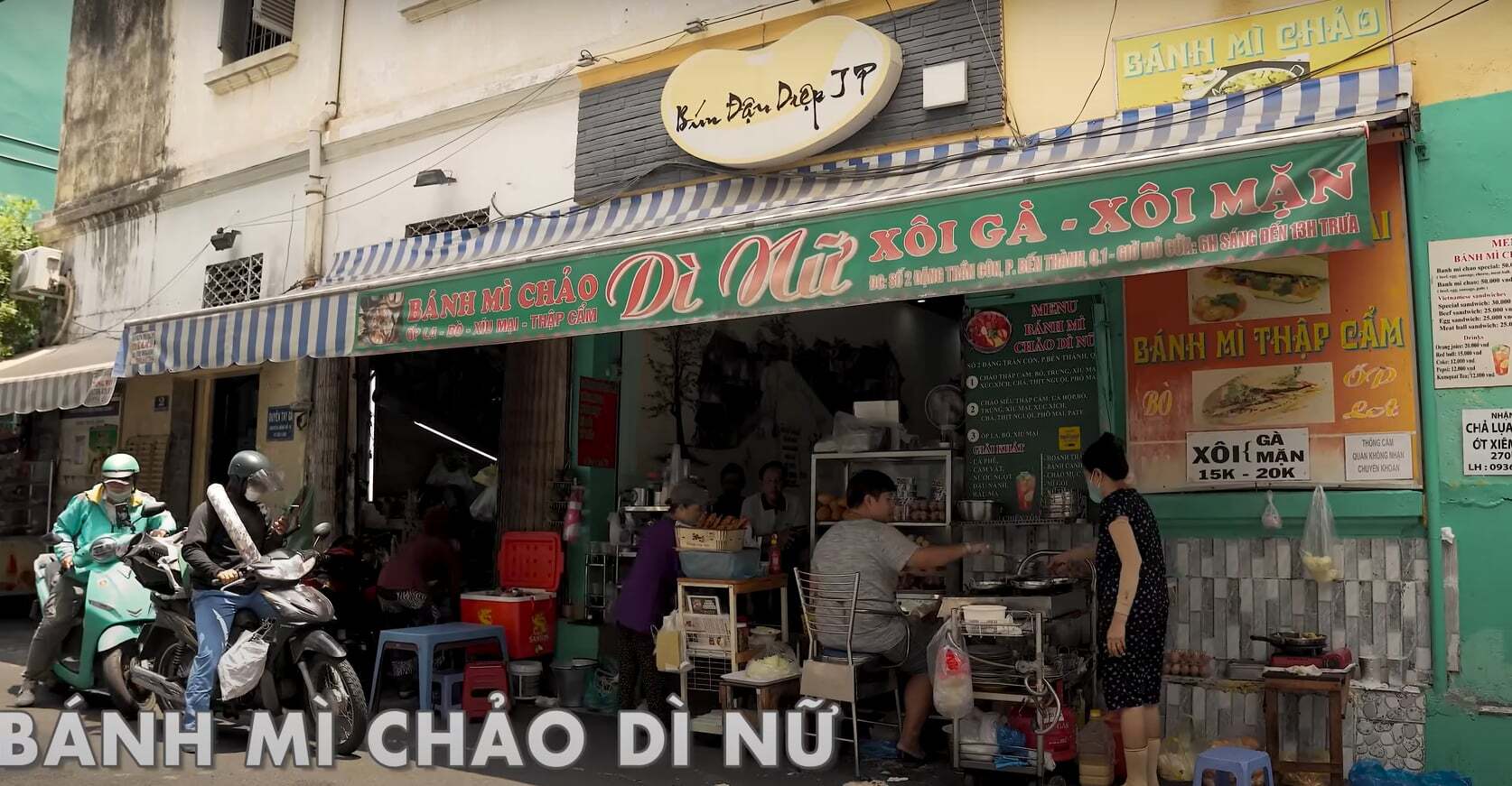 Quán Dì Nữ nấu ăn ngay ngoài cửa và khách ngồi chủ yếu ở vỉa hè, mặt tiền quán. Ảnh: cắt từ video