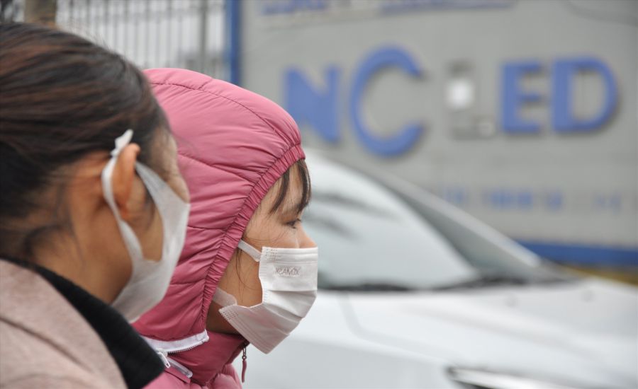 Công nhân Công ty TNHH NC LED Vina ngóng chờ giải quyết vụ việc nợ lương, BHXH vào thời điểm tháng 2.2023. Ảnh: Quế Chi